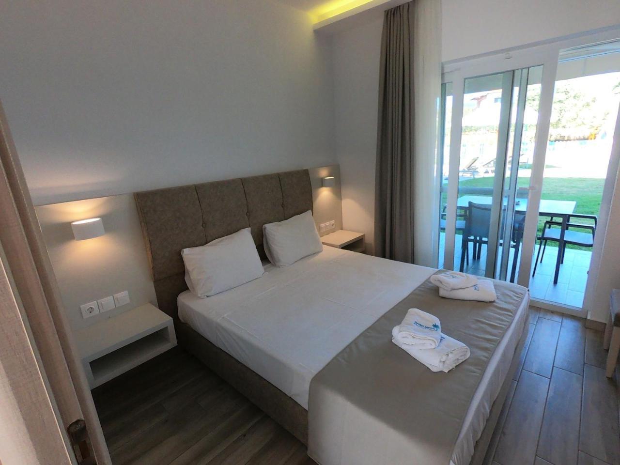 Finikas Garden Beach Resort Nikiti Exteriör bild