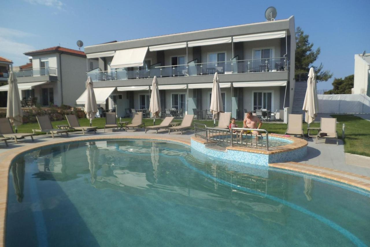 Finikas Garden Beach Resort Nikiti Exteriör bild